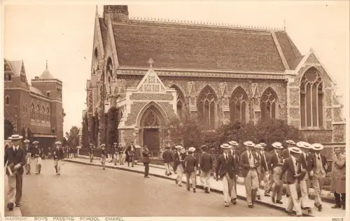 BR99532 Eggenjungen vorbei an Schulkapelle Schottland