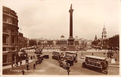uk32222 Trafalgar Square London Echtfoto UK Reisebus Bus Doppeldecker