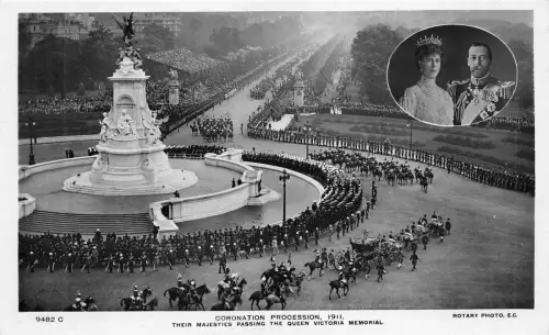 BF38073 Queen Victoria Memorial Coronation Procession UK Queen King Royalty