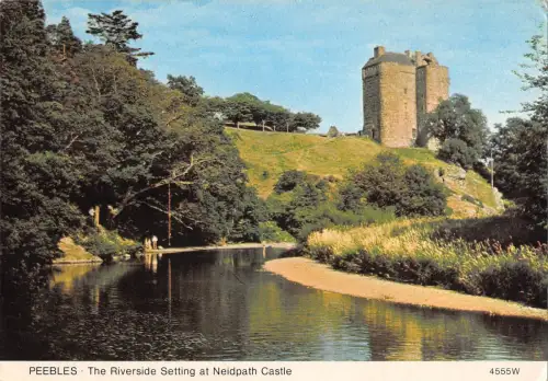 B100914 schmäht die Flusskulisse bei Neidpath Castle Schottland