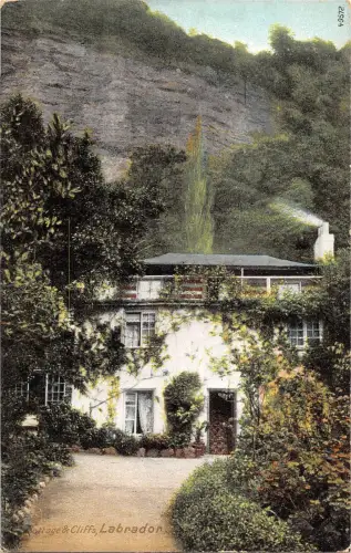 uk32683 cottage and cliffs labrador uk