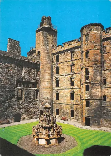 BR91721 Linlithgow Palace The Inner Close und Brunnen Schottland