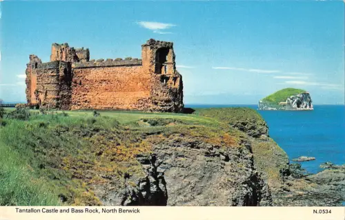 uk7402 tantallon castle and bass rock north berwick scotland uk