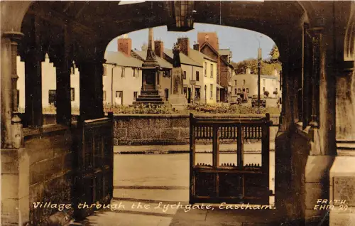 BR61897 Dorf durch das Lychgate Eastham UK