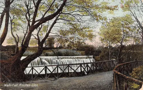 BR70584 Wasserfall Rouken Glen Schottland