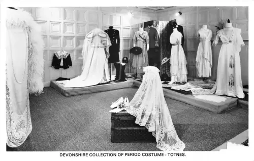 BR62340 Devonshire Sammlung von historischen Kostümen Echtfoto UK