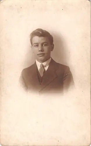 uk38316 teenager photo social history real photo denison binns colchester