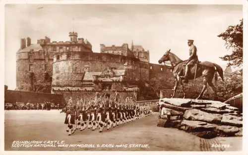 uk14615 earl haig statue and national war memorial edinburgh castle scotland uk