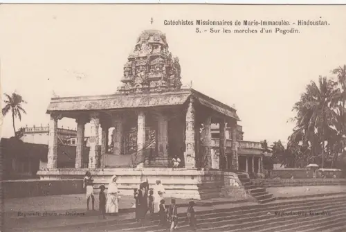 B81197 sur les marches d un pagodin hindoustan india front/back image