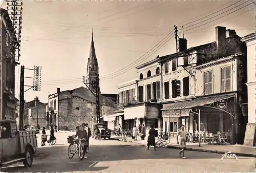 BR52828 La Tremblade la grande rue et l eglise Frankreich