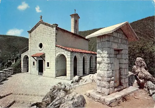 B84375 roccaporena di cascia cappella sul sacro scoglio italy