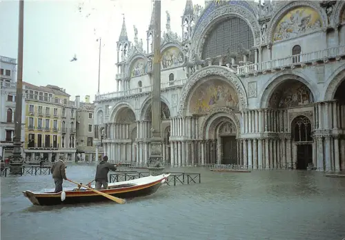 B84562 venezia eccezionale alta marea in piazza s marco italy