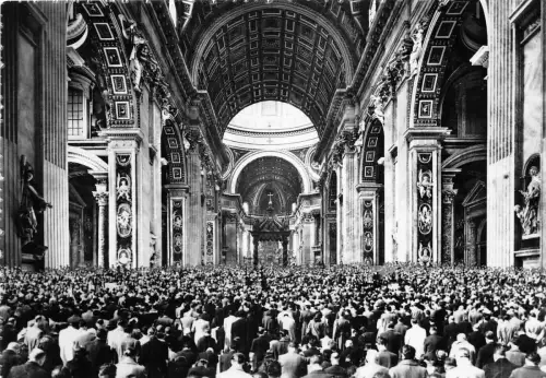 br107108 interno basilica di s pietro roma italy
