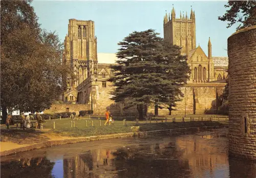 B87824 Bischofspalast Graben Brunnen Pomerset UK