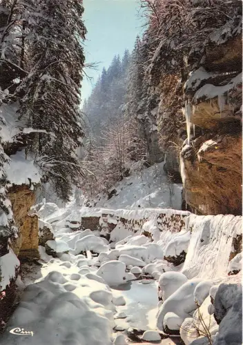 BR1644 Frankreich Neige et Soleil La route dans les gorges