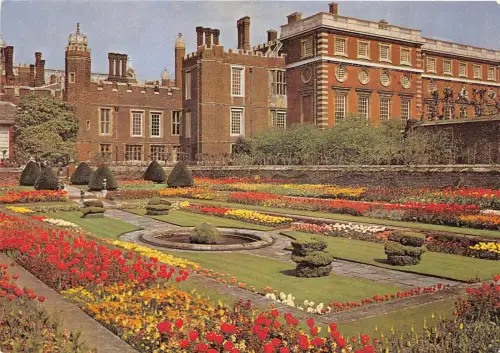 B87821 pond garden hampton court palace middlesex uk