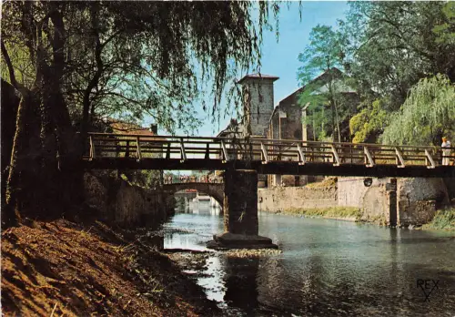 BR8506 St Jean Pied de Port eglise et la Nive france