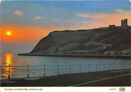 B87414 sunrise over north bay scarborough uk