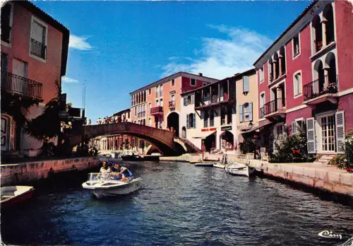 BG18270 port grimaud var cite lacuster france