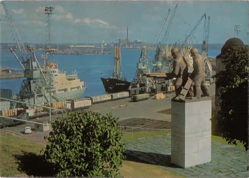 B109139 Finnland Ahtaajat Patsas ja Kotkan Satamaa Statue Hafen Boote