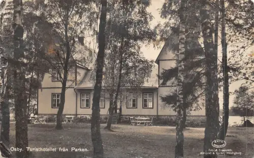 B95120 osby turisthotellet fran parken echtfoto schweden