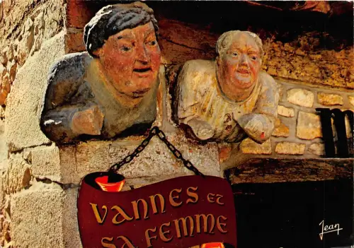 BR23322 La Bretagne Vannes et sa Famme buste en bois sculpte france