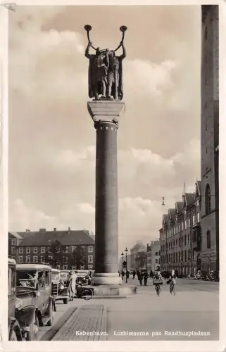 B93488 lurblaeserne paa raadhuspladsen kobenhavn echtfoto kopenhagen dänemark