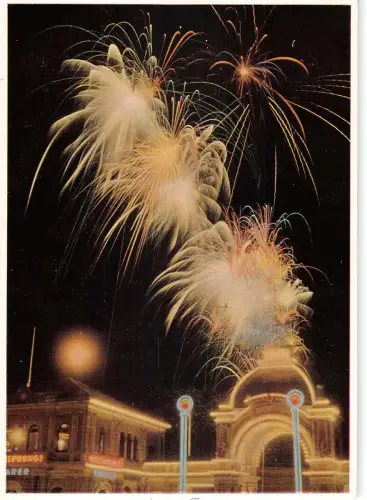 B110041 Dänemark Kopenhagen Der Haupteingang zum Tivoli mit Feuerwerk