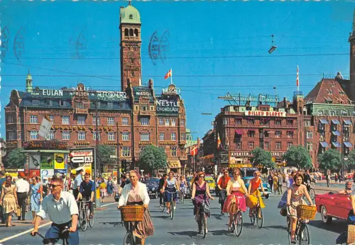 B109396 Dänemark Kopenhagen Radfahrer auf dem Rathausplatz