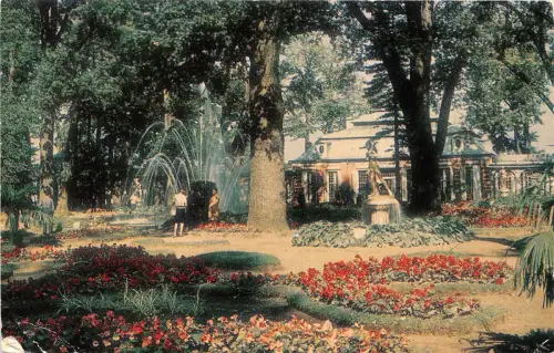 B46728 Petrodvorets Der Garten des Palastes Monplaisir mit der Garbe Russland