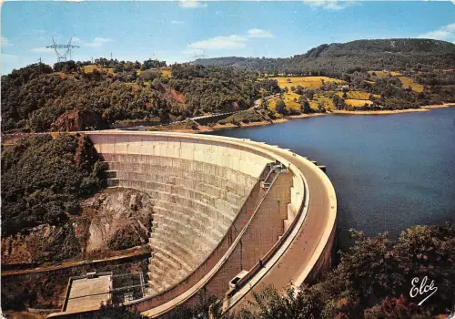 BR21130 Bort les Orgues le barrage avec la Route france