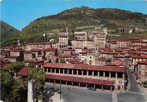 B84390 gubbio panorama e piazza 40 martiri italy