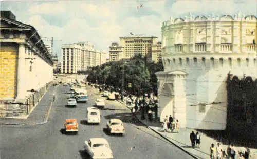 B109339 Russland Moskau Manezh und Kutafya Turm des Kremls Autos Voitures