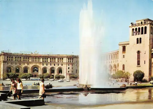 B109330 Russland Leninplatz Jerewan Brunnen Auto Autos