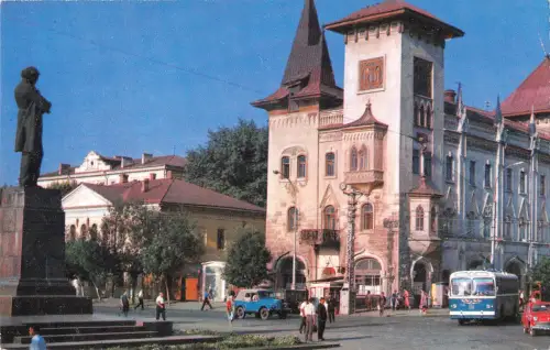 B109376 Russland Saratow Platz benannt nach Tschernyschewski Statue Auto Autos