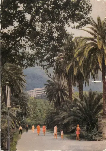 B110413 Russland Gagra in der Parkpromenade