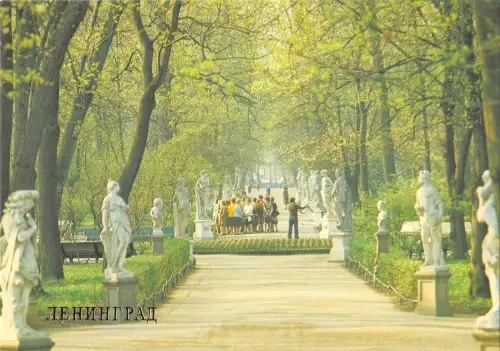 B110266 Russland Sommer Garten Gasse Statuen Promenade