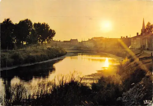 BR14800 coucher de soleil sur arcais france