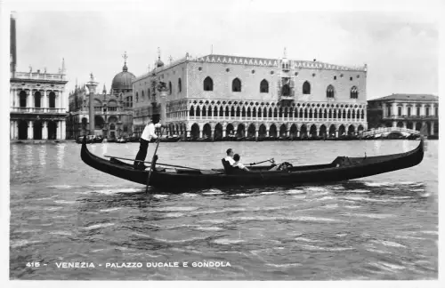 B68560 Italia Venezia Palazzo Ducale e Gondola italy