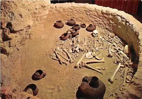 BG6567 paestum sa ricostruzione di tomba necropoli del gaudo italy