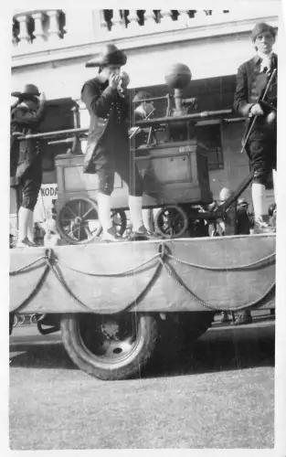 Lot341 Echtfoto Sozialgeschichte Musiker spielt Mundharmonika