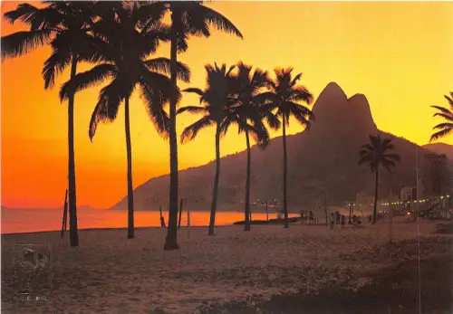 US5985 Sonnenuntergang bei Ipanema zwei Brüder Berghintergrund Brasilien Rio de Janeiro