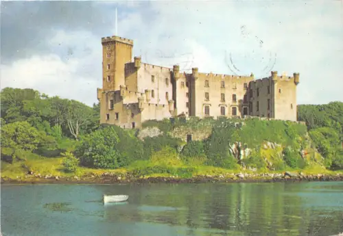 B84233 Dunvegan Castle von der Seeinsel Skye UK aus gesehen