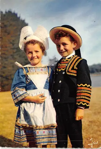 BR1264 Couple d entants de la regon de Pont Aven Bretagne children enfant france