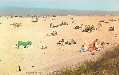 uk50765 the beach sea palling uk