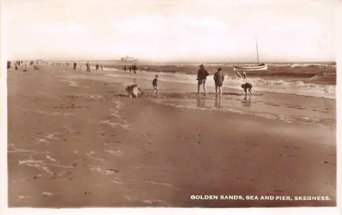 auk41106 golden sands sea and pier skegness uk