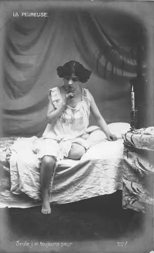 B9570 Nus Adultes Sexy La Peureuse Seule Jai toujours peur 1900