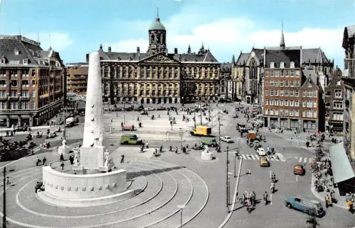 BT2990 amsterdam dam met koninklijk palais en narionaal monument Netherlands
