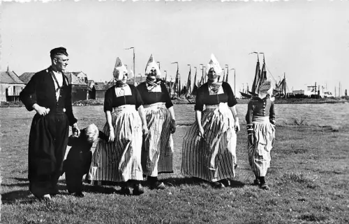 BG8213 Typen Folklore Volendam Niederlande CPSM 14x9cm