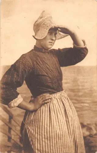 BR56017 A Volendam Girl Netherlands